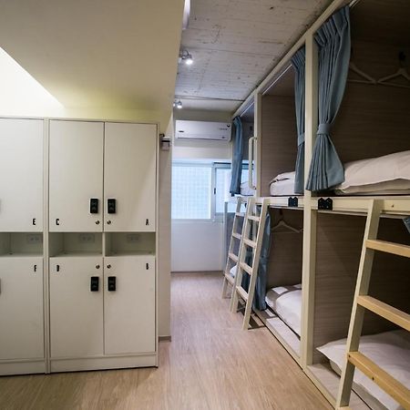 Stray Birds Taichung Hostel Екстериор снимка