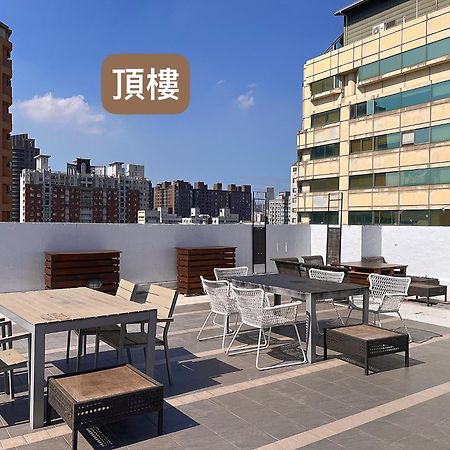 Stray Birds Taichung Hostel Екстериор снимка