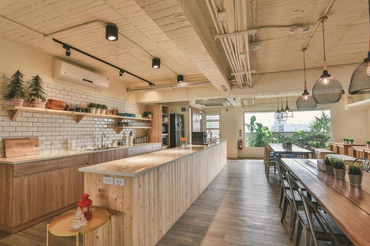 Stray Birds Taichung Hostel Екстериор снимка