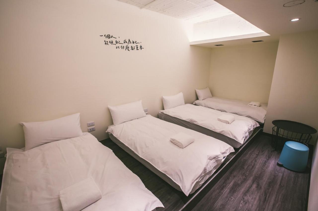 Stray Birds Taichung Hostel Екстериор снимка