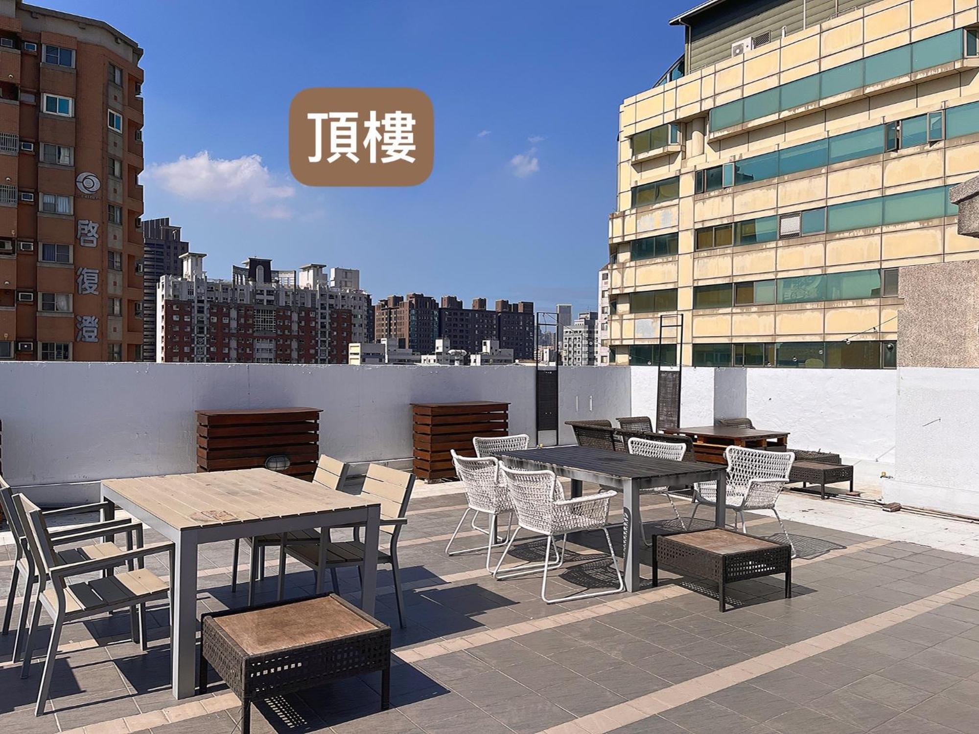 Stray Birds Taichung Hostel Екстериор снимка