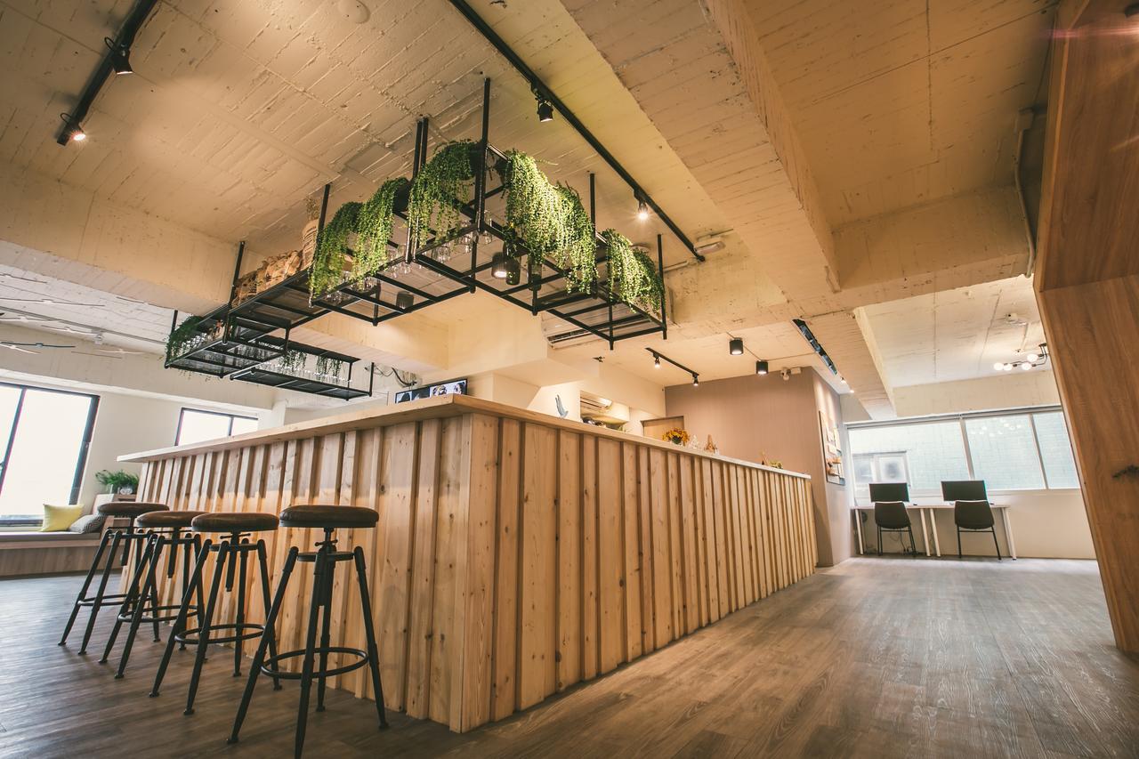 Stray Birds Taichung Hostel Екстериор снимка