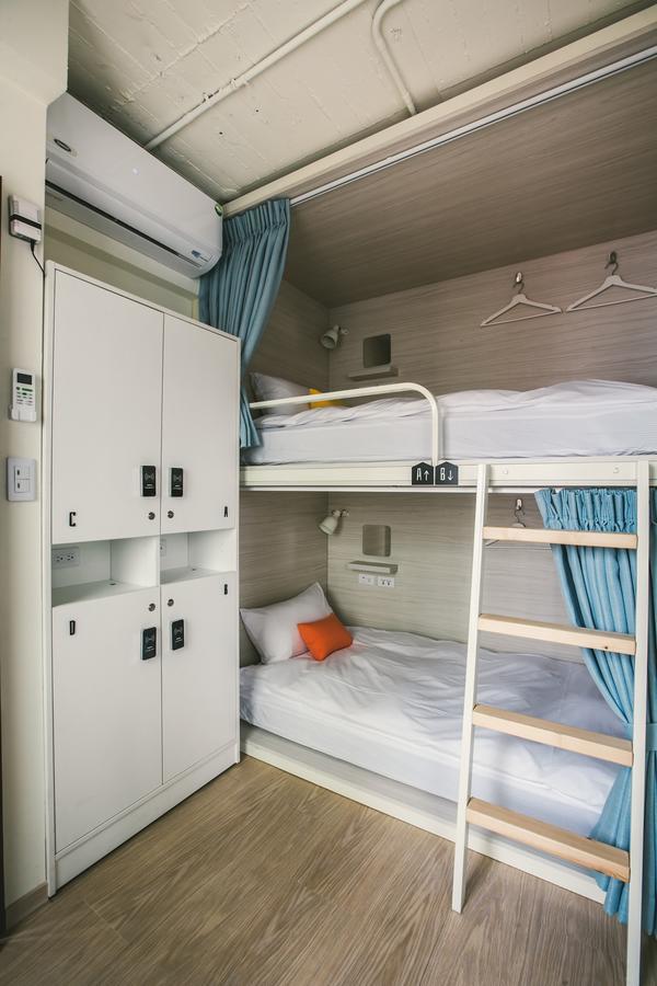 Stray Birds Taichung Hostel Екстериор снимка