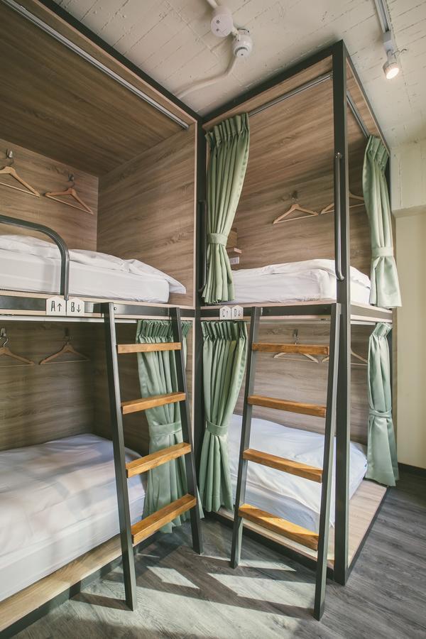 Stray Birds Taichung Hostel Екстериор снимка
