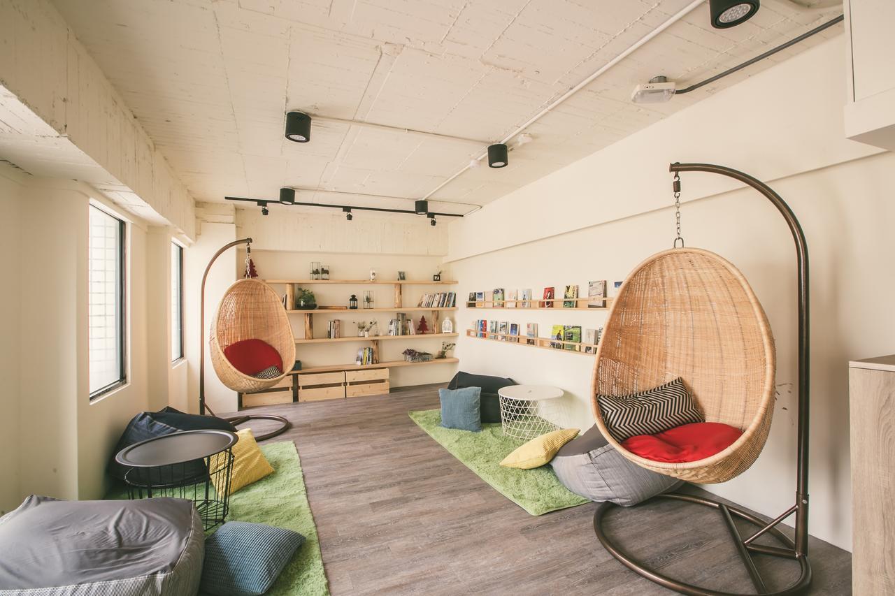 Stray Birds Taichung Hostel Екстериор снимка