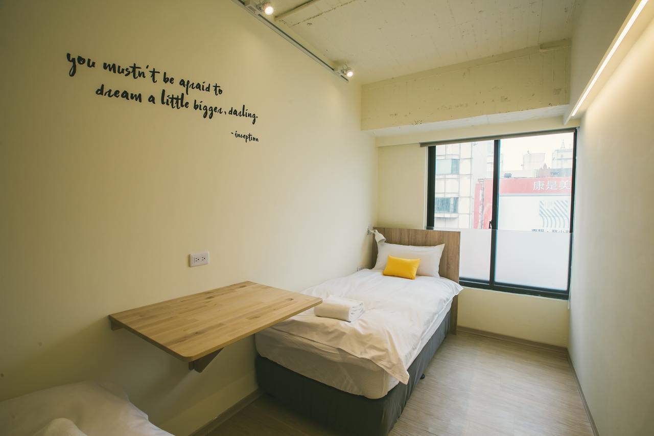 Stray Birds Taichung Hostel Екстериор снимка