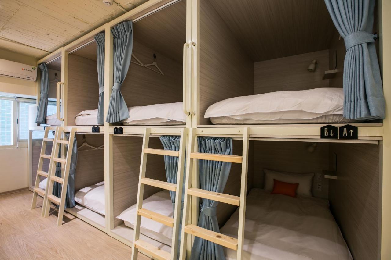 Stray Birds Taichung Hostel Екстериор снимка